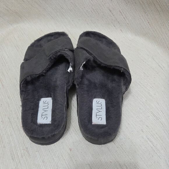 Stylus Woman's Grey Sandals with Fuzzy Foot Pads size 8 - Picture 4 of 7